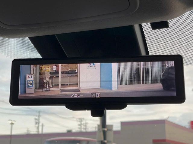 【デジタルインナーミラー】後席の大きな荷物や同乗者で後方が確認しづらい時でも安心!カメラが撮影した車両後方の映像をルームミラー内に表示。クリアな視界で状況の確認が可能です!