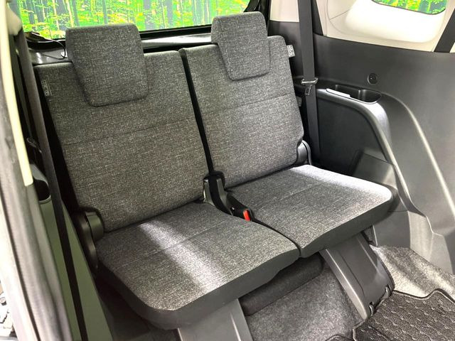 床下収納式のサードシートです。座席部分をコンパクトに収納でき、広大な荷室スペースとしてお使いいただけます!乗車人数や荷物の量など利用シーンに合わせて3列目を有効活用でき、とっても便利♪