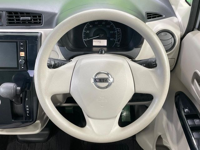 �C���e���A�ɍ��킹���f�U�C���̃X�e�A�����O�́A�^�]�������̂��Ƃ��l���A�^�]���₷���`��A�傫���ł��B�����x�A���ۂɐG���Ă��m���߂��������B