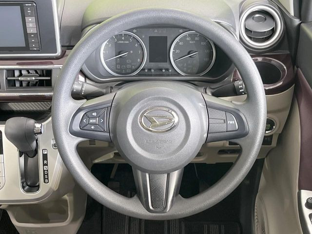 �C���e���A�ɍ��킹���f�U�C���̃X�e�A�����O�́A�^�]�������̂��Ƃ��l���A�^�]���₷���`��A�傫���ł��B�����x�A���ۂɐG���Ă��m���߂��������B