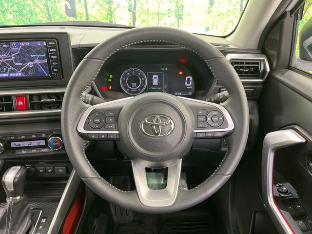 �C���e���A�ɍ��킹���f�U�C���̃X�e�A�����O�́A�^�]�������̂��Ƃ��l���A�^�]���₷���`��A�傫���ł��B�����x�A���ۂɐG���Ă��m���߂��������B