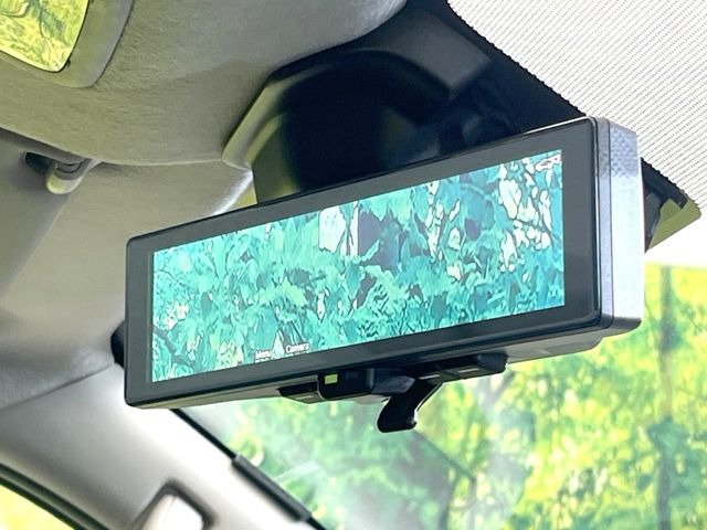 【インテリジェントルームミラー】後席の大きな荷物や同乗者で後方が確認しづらい時でも安心!カメラが撮影した車両後方の映像をルームミラー内に表示。クリアな視界で状況の確認が可能です!
