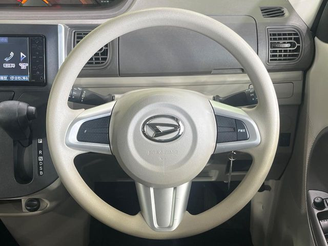 �C���e���A�ɍ��킹���f�U�C���̃X�e�A�����O�́A�^�]�������̂��Ƃ��l���A�^�]���₷���`��A�傫���ł��B�����x�A���ۂɐG���Ă��m���߂��������B