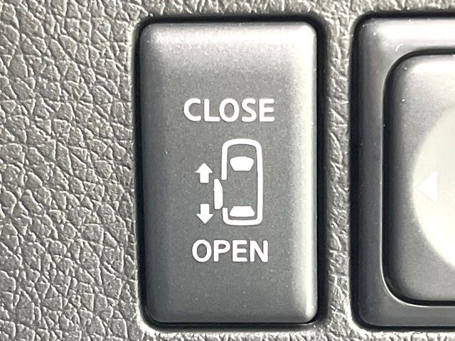 【パワースライドドア】スマートキーや運転席のスイッチでスライドドアの開閉が可能♪電動だから力を入れてドアを開ける必要が無く、小さいお子様でも、重い荷物を持っている時もラクに開け閉めできます♪