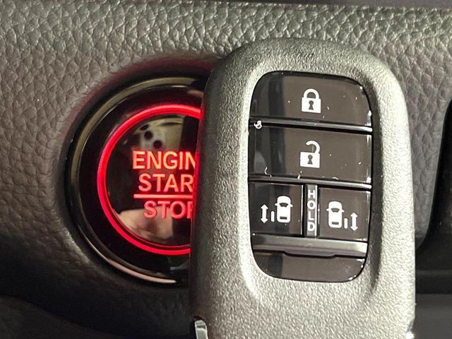 �yHonda�X�}�[�g�L�[�z�J�o����|�P�b�g�ɓ��ꂽ�܂܂ł��h�A�̎{���E�������\�ȃX�}�[�g�L�[�𑕔��B�G���W���̃I���E�I�t�����J�M�����o���K�v����������Ƃ��Ă��֗��ł���