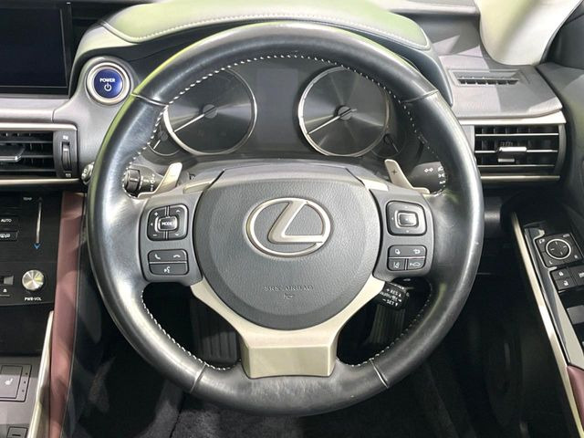 �C���e���A�ɍ��킹���f�U�C���̃X�e�A�����O�́A�^�]�������̂��Ƃ��l���A�^�]���₷���`��A�傫���ł��B�����x�A���ۂɐG���Ă��m���߂��������B