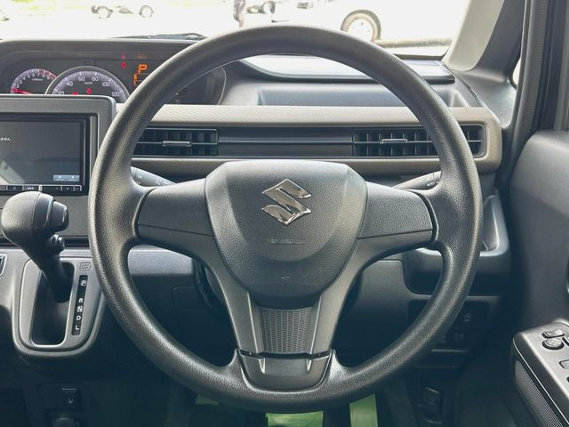 �C���e���A�ɍ��킹���f�U�C���̃X�e�A�����O�́A�^�]�������̂��Ƃ��l���A�^�]���₷���`��A�傫���ł��B�����x�A���ۂɐG���Ă��m���߂��������B