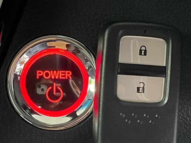 �yHonda�X�}�[�g�L�[�z�J�o����|�P�b�g�ɓ��ꂽ�܂܂ł��h�A�̎{���E�������\�ȃX�}�[�g�L�[�𑕔��B�G���W���̃I���E�I�t�����J�M�����o���K�v����������Ƃ��Ă��֗��ł���