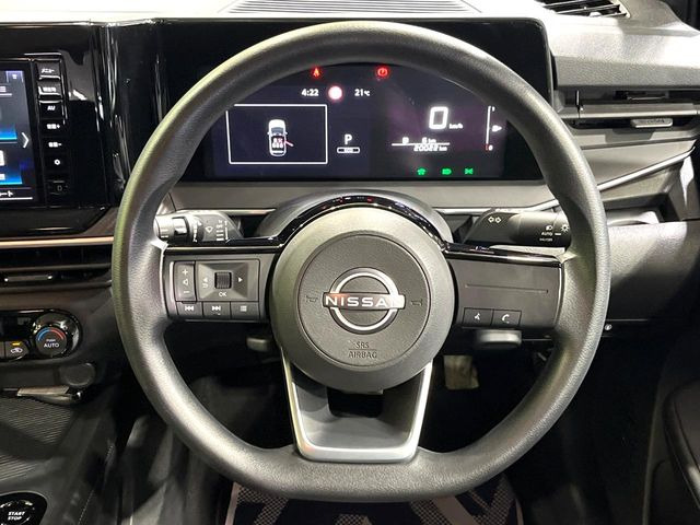 �C���e���A�ɍ��킹���f�U�C���̃X�e�A�����O�́A�^�]�������̂��Ƃ��l���A�^�]���₷���`��A�傫���ł��B�����x�A���ۂɐG���Ă��m���߂��������B