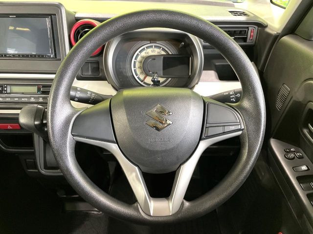 �C���e���A�ɍ��킹���f�U�C���̃X�e�A�����O�́A�^�]�������̂��Ƃ��l���A�^�]���₷���`��A�傫���ł��B�����x�A���ۂɐG���Ă��m���߂��������B