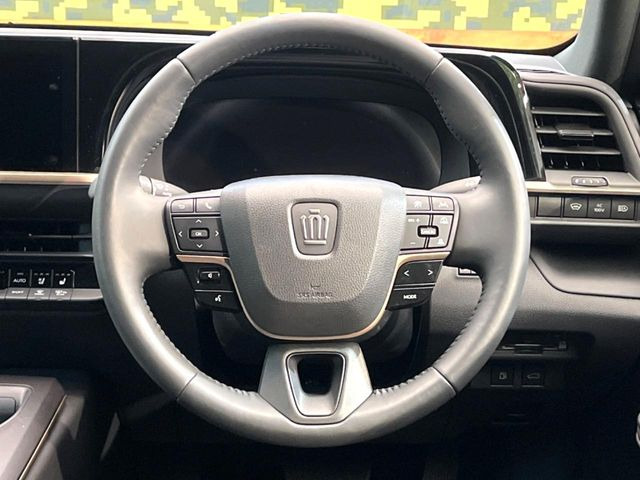 �C���e���A�ɍ��킹���f�U�C���̃X�e�A�����O�́A�^�]�������̂��Ƃ��l���A�^�]���₷���`��A�傫���ł��B�����x�A���ۂɐG���Ă��m���߂��������B