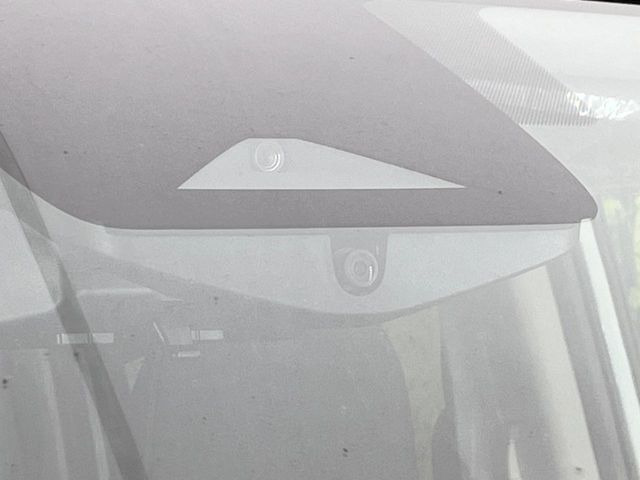 【エマージェンシーブレーキ】走行中に前方の車両等を認識し、衝突しそうな時は警報とブレーキで衝突回避と被害軽減をアシスト。より安全にドライブをお楽しみいただけます。