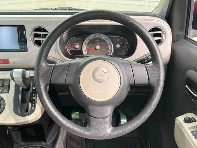 �C���e���A�ɍ��킹���f�U�C���̃X�e�A�����O�́A�^�]�������̂��Ƃ��l���A�^�]���₷���`��A�傫���ł��B�����x�A���ۂɐG���Ă��m���߂��������B