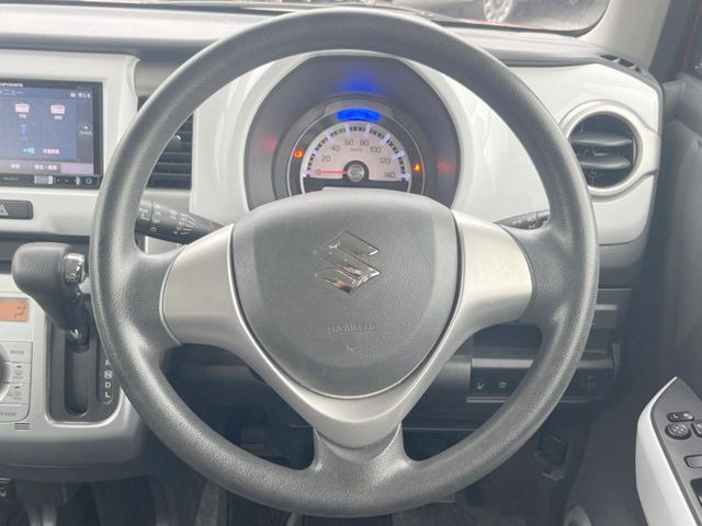 �C���e���A�ɍ��킹���f�U�C���̃X�e�A�����O�́A�^�]�������̂��Ƃ��l���A�^�]���₷���`��A�傫���ł��B�����x�A���ۂɐG���Ă��m���߂��������B
