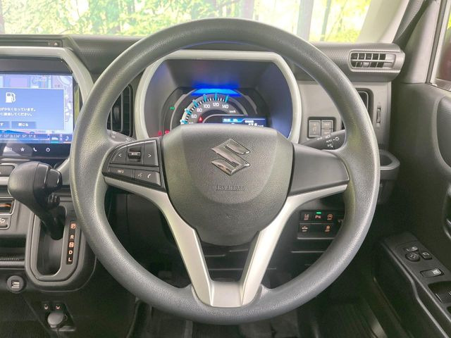 インテリアに合わせたデザインのステアリングは、運転される方のことも考え、運転しやすい形状、大きさです。是非一度、実際に触ってお確かめください。
