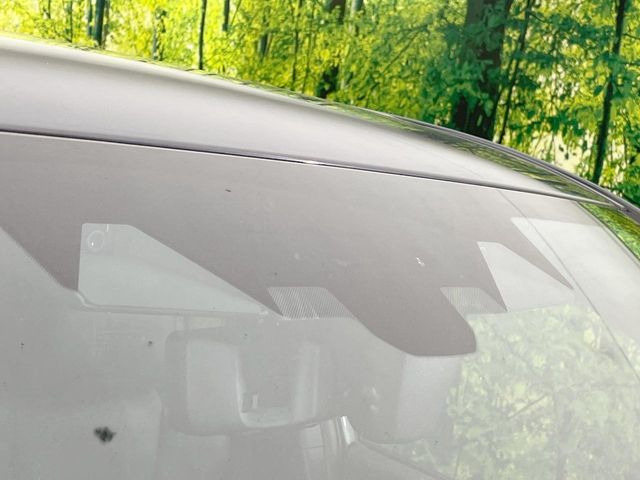 【アイサイトVer2】前方の車両等を検知し、衝突しそうな時は警報で注意を促し、ブレーキを踏む力をサポート。ブレーキを踏めなかった場合は衝突被害軽減ブレーキが作動、衝突回避をサポートします。