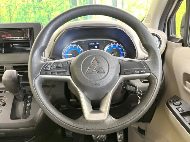 �C���e���A�ɍ��킹���f�U�C���̃X�e�A�����O�́A�^�]�������̂��Ƃ��l���A�^�]���₷���`��A�傫���ł��B�����x�A���ۂɐG���Ă��m���߂��������B