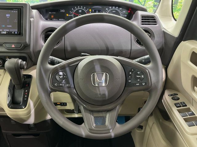 �C���e���A�ɍ��킹���f�U�C���̃X�e�A�����O�́A�^�]�������̂��Ƃ��l���A�^�]���₷���`��A�傫���ł��B�����x�A���ۂɐG���Ă��m���߂��������B