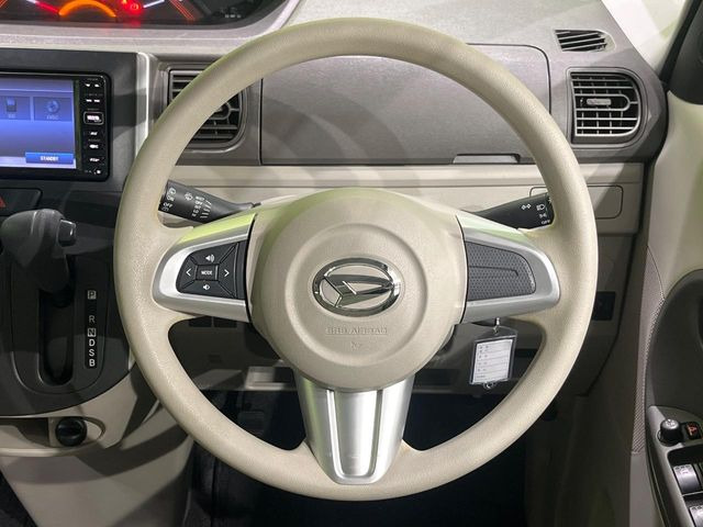 �C���e���A�ɍ��킹���f�U�C���̃X�e�A�����O�́A�^�]�������̂��Ƃ��l���A�^�]���₷���`��A�傫���ł��B�����x�A���ۂɐG���Ă��m���߂��������B