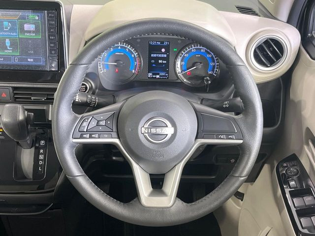 �C���e���A�ɍ��킹���f�U�C���̃X�e�A�����O�́A�^�]�������̂��Ƃ��l���A�^�]���₷���`��A�傫���ł��B�����x�A���ۂɐG���Ă��m���߂��������B