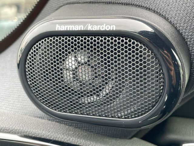 ��harman/kardon�T�E���h�V�X�e��:�I�[�f�B�I��僁�[�J�[����|����v���~�A���X�s�[�J�[�𑕔��B�����̃X�s�[�J�[����A���̗������܂ŕ����鍂�i���ȉ��y�����y���݂��������܂��B