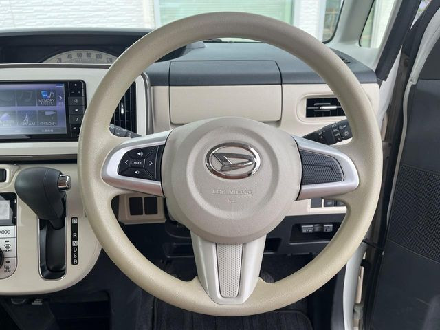 �C���e���A�ɍ��킹���f�U�C���̃X�e�A�����O�́A�^�]�������̂��Ƃ��l���A�^�]���₷���`��A�傫���ł��B�����x�A���ۂɐG���Ă��m���߂��������B