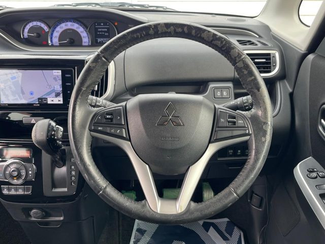 �C���e���A�ɍ��킹���f�U�C���̃X�e�A�����O�́A�^�]�������̂��Ƃ��l���A�^�]���₷���`��A�傫���ł��B�����x�A���ۂɐG���Ă��m���߂��������B