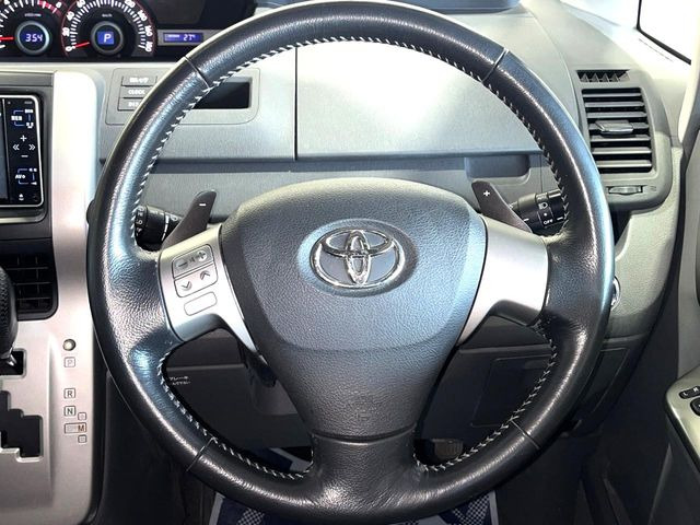 �C���e���A�ɍ��킹���f�U�C���̃X�e�A�����O�́A�^�]�������̂��Ƃ��l���A�^�]���₷���`��A�傫���ł��B�����x�A���ۂɐG���Ă��m���߂��������B