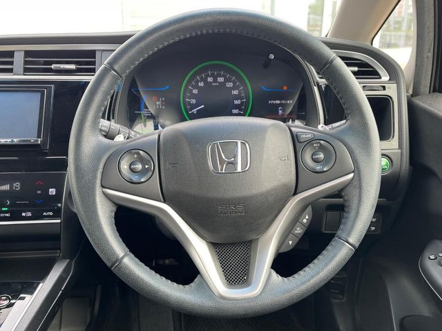 �C���e���A�ɍ��킹���f�U�C���̃X�e�A�����O�́A�^�]�������̂��Ƃ��l���A�^�]���₷���`��A�傫���ł��B�����x�A���ۂɐG���Ă��m���߂��������B