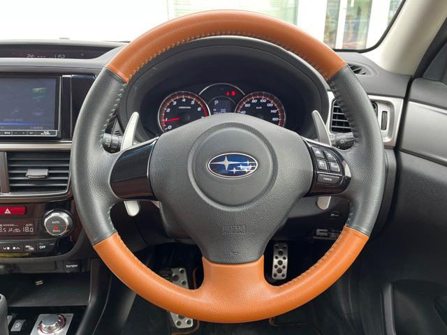 �C���e���A�ɍ��킹���f�U�C���̃X�e�A�����O�́A�^�]�������̂��Ƃ��l���A�^�]���₷���`��A�傫���ł��B�����x�A���ۂɐG���Ă��m���߂��������B