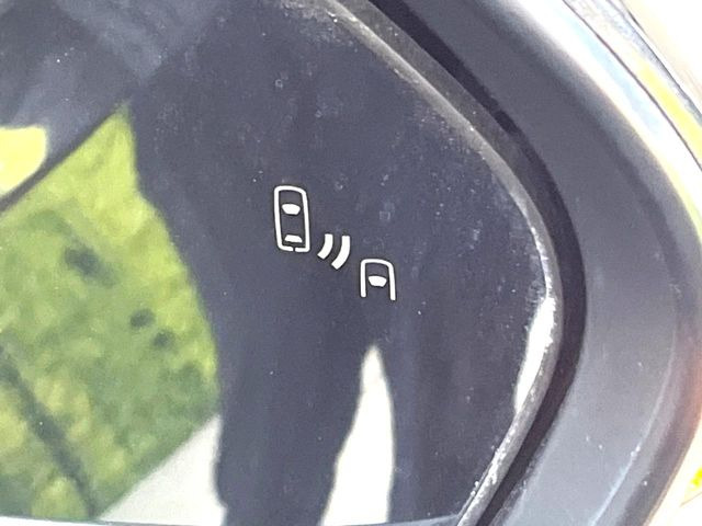 【ブラインドスポットモニター】走行中、ドアミラーの死角になりやすい箇所に後続車が接近するとサイドミラーのレンズに警告を表示!ドライバーに注意喚起をしてくれます。
