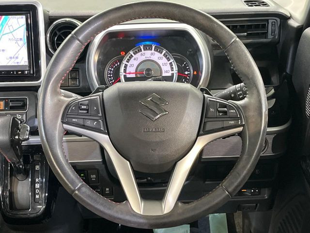 �C���e���A�ɍ��킹���f�U�C���̃X�e�A�����O�́A�^�]�������̂��Ƃ��l���A�^�]���₷���`��A�傫���ł��B�����x�A���ۂɐG���Ă��m���߂��������B