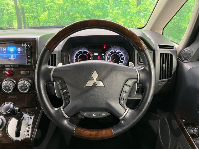 �C���e���A�ɍ��킹���f�U�C���̃X�e�A�����O�́A�^�]�������̂��Ƃ��l���A�^�]���₷���`��A�傫���ł��B�����x�A���ۂɐG���Ă��m���߂��������B
