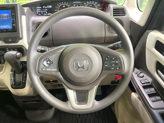 �C���e���A�ɍ��킹���f�U�C���̃X�e�A�����O�́A�^�]�������̂��Ƃ��l���A�^�]���₷���`��A�傫���ł��B�����x�A���ۂɐG���Ă��m���߂��������B