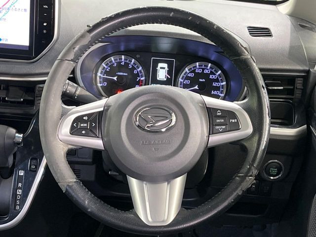 �C���e���A�ɍ��킹���f�U�C���̃X�e�A�����O�́A�^�]�������̂��Ƃ��l���A�^�]���₷���`��A�傫���ł��B�����x�A���ۂɐG���Ă��m���߂��������B