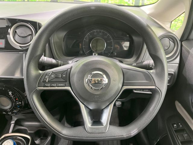 �C���e���A�ɍ��킹���f�U�C���̃X�e�A�����O�́A�^�]�������̂��Ƃ��l���A�^�]���₷���`��A�傫���ł��B�����x�A���ۂɐG���Ă��m���߂��������B