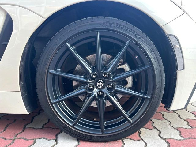 �y����18�C���`�A���~�z�C�[���z�O�ςɃ}�b�`���������A���~�z�C�[���𑕒����Ă���܂��B�e��ЊO�A���~�z�C�[����A�X�^�b�h���X�^�C�����戵�����Ă���܂��B���񂲑��k����������
