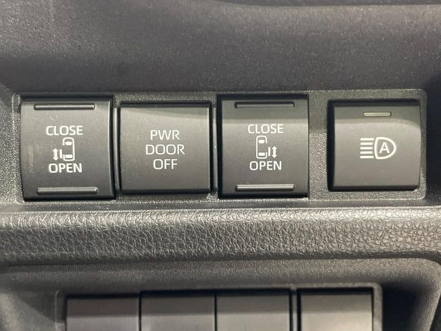 【両側パワースライドドア】スマートキーや運転席のスイッチで後席両側スライドドアの開閉が可能♪電動だから力を入れてドアを開ける必要が無く、小さなお子様でも簡単に開け閉めでき快適です♪