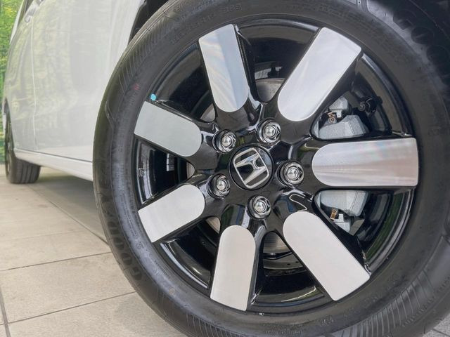 �y����15�C���`�A���~�z�C�[���z�O�ςɃ}�b�`���������A���~�z�C�[���𑕒����Ă���܂��B�e��ЊO�A���~�z�C�[����A�X�^�b�h���X�^�C�����戵�����Ă���܂��B���񂲑��k����������