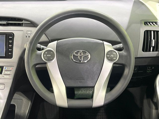 �C���e���A�ɍ��킹���f�U�C���̃X�e�A�����O�́A�^�]�������̂��Ƃ��l���A�^�]���₷���`��A�傫���ł��B�����x�A���ۂɐG���Ă��m���߂��������B