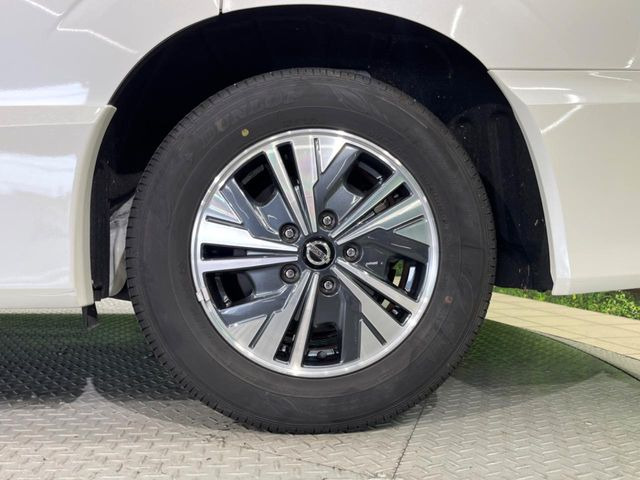 �y����15�C���`�A���~�z�C�[���z�O�ςɃ}�b�`���������A���~�z�C�[���𑕒����Ă���܂��B�e��ЊO�A���~�z�C�[����A�X�^�b�h���X�^�C�����戵�����Ă���܂��B���񂲑��k����������