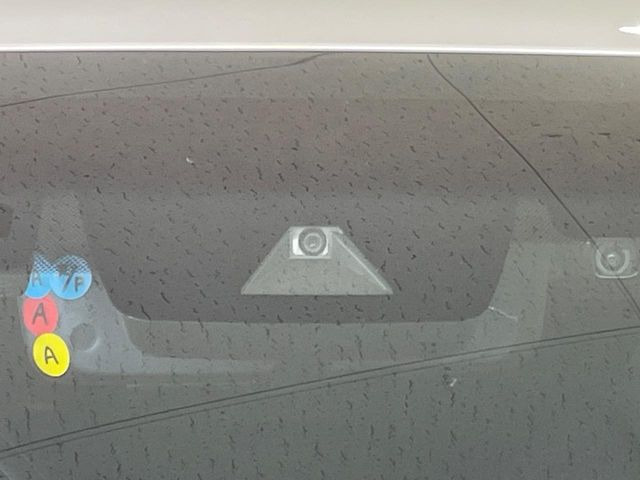 【トヨタセーフティセンス】走行中に前方の車両等を認識し、衝突しそうな時は警報とブレーキで衝突回避と被害軽減をアシスト。より安全にドライブをお楽しみいただけます。