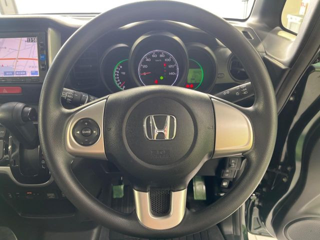 �C���e���A�ɍ��킹���f�U�C���̃X�e�A�����O�́A�^�]�������̂��Ƃ��l���A�^�]���₷���`��A�傫���ł��B�����x�A���ۂɐG���Ă��m���߂��������B