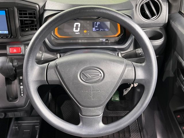 �C���e���A�ɍ��킹���f�U�C���̃X�e�A�����O�́A�^�]�������̂��Ƃ��l���A�^�]���₷���`��A�傫���ł��B�����x�A���ۂɐG���Ă��m���߂��������B