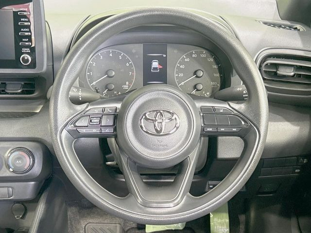�C���e���A�ɍ��킹���f�U�C���̃X�e�A�����O�́A�^�]�������̂��Ƃ��l���A�^�]���₷���`��A�傫���ł��B�����x�A���ۂɐG���Ă��m���߂��������B