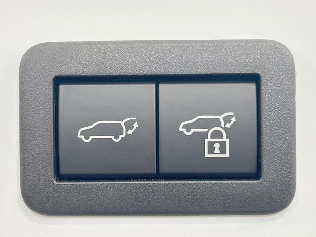 【パワーバックドア】スマートキーや運転席のボタンを押すだけでリアゲートが自動で開閉します!荷物を持っている時や、高い位置にあるバックドアを閉める際に便利な機能です♪