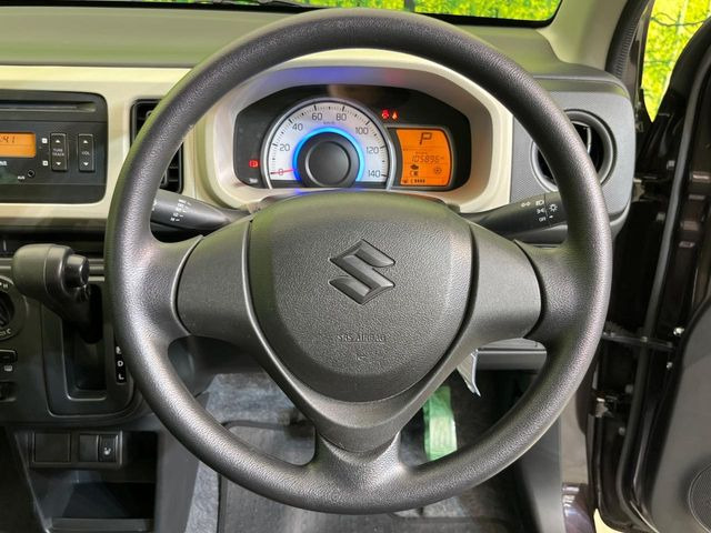 �C���e���A�ɍ��킹���f�U�C���̃X�e�A�����O�́A�^�]�������̂��Ƃ��l���A�^�]���₷���`��A�傫���ł��B�����x�A���ۂɐG���Ă��m���߂��������B