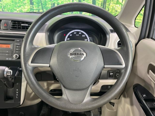 �C���e���A�ɍ��킹���f�U�C���̃X�e�A�����O�́A�^�]�������̂��Ƃ��l���A�^�]���₷���`��A�傫���ł��B�����x�A���ۂɐG���Ă��m���߂��������B