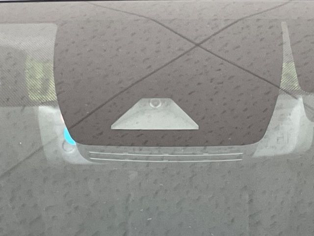 【プリクラッシュセーフティ】前方の車両等を検知し、衝突しそうな時は警報で注意を促し、ブレーキを踏む力をサポート。ブレーキを踏めなかった場合は衝突被害軽減ブレーキが作動、衝突回避をサポートします。
