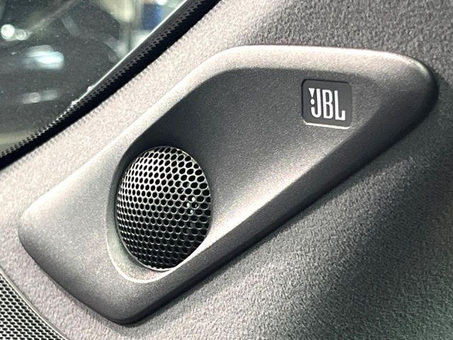�yJBL�T�E���h�V�X�e���z���[�J�[�I�v�V�����̍��i�ʃT�E���h�V�X�e���𓋍ځB��p�̃`���[�j���O���{���ꂽ�召�l�X�ȃX�s�[�J�[����ǎ��ȃT�E���h���t�ł��A�Տꊴ���ӂ�鉹����Ԃ����o���܂��B
